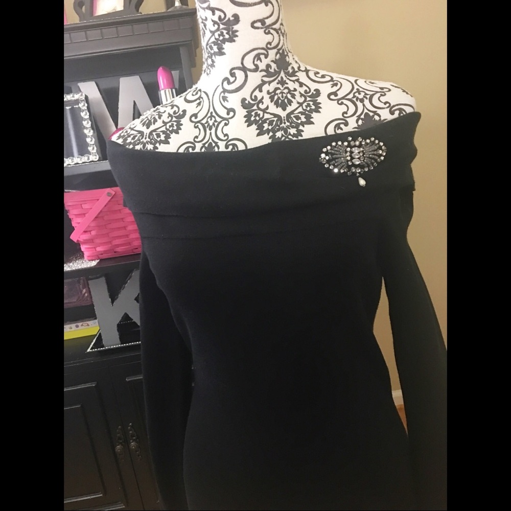 WHITE HOUSE BLACK MARKET SHOULDER SWEATER SIZE S